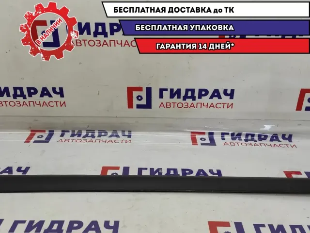 Молдинг передней правой двери Ford Kuga 1707060. Царапины.
