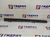 Молдинг передней правой двери Ford Kuga 1707060. Царапины.