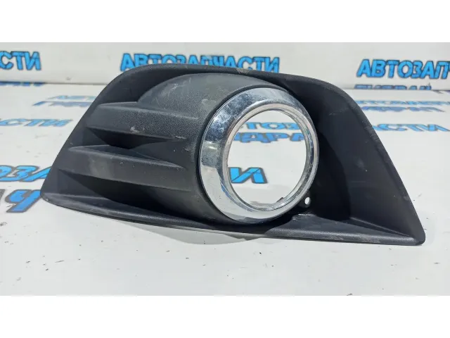 Рамка противотуманной фары левой Ford Kuga 8V4119953A.