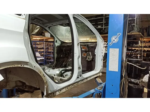 Порог с центральной стойкой правый Ford Kuga 2.