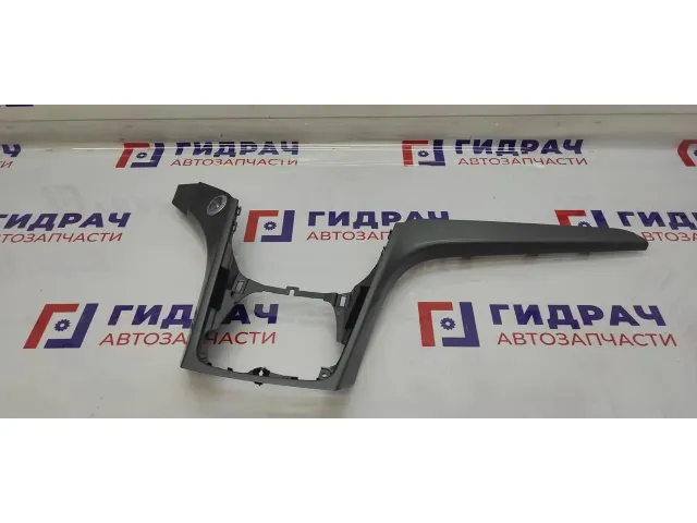 Накладка декоративная на торпедо центральная Ford Kuga 2 1945655. Сломано крепление.