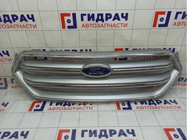 Решетка радиатора Ford Kuga 2058454