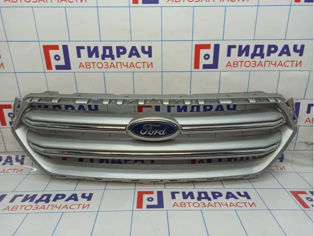 Решетка радиатора Ford Kuga 2058454