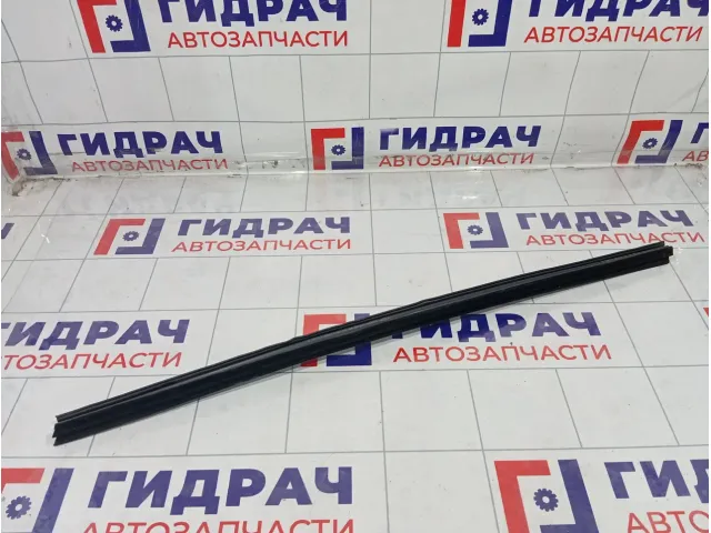 Уплотнитель стекла переднего левого Ford Mondeo 1313457