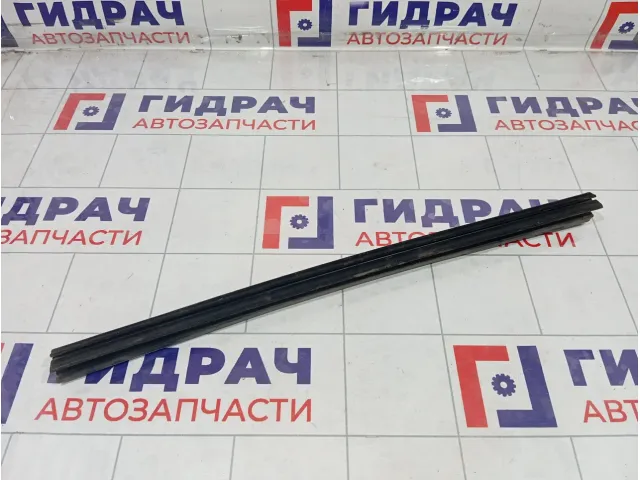 Уплотнитель стекла заднего левого Ford Mondeo 1313453