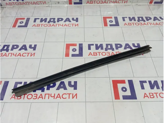 Уплотнитель стекла заднего правого Ford Mondeo 1313452