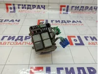 Блок предохранителей Ford Mondeo 1301043