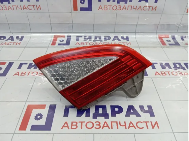 Фонарь задний внутренний левый Ford Mondeo 1486772
