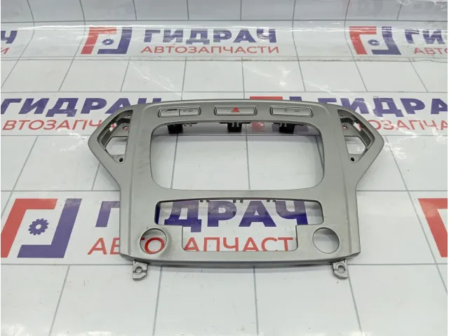 Рамка магнитолы Ford Mondeo