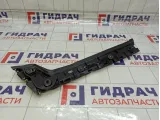 Кронштейн накладки крышки багажника правый Ford Mondeo 1733395