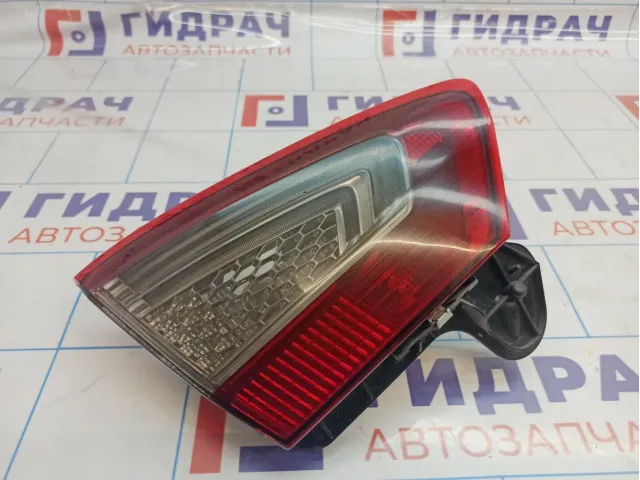 Фонарь задний внутренний левый Ford Mondeo 4 (BD) 1744244