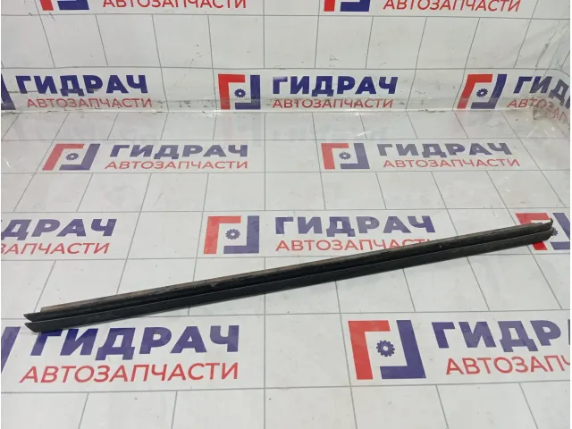 Уплотнитель стекла переднего левого Ford S-MAX 1450956