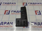 Кронштейн накладки двери багажника правый Ford S-MAX 1675496