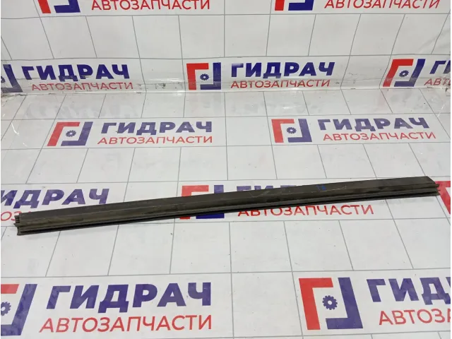 Уплотнитель стекла передний левый GAZ Volga Siber 05056221AD