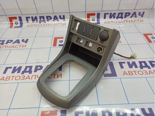 Накладка консоли на кулису КПП Geely Emgrand EC 7 106802273900847. Потертости.