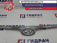 Накладка решетки радиатора Hyndai i30 86352-2R000. Дефект.