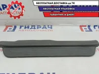 Накладка порога внутренняя передняя правая Hyundai Accent 2 85872-25000. Царапины, потертость.
