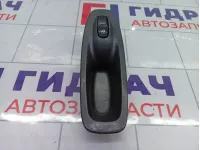 Кнопка стеклоподъемника переднего правого Hyundai Accent 9358025000