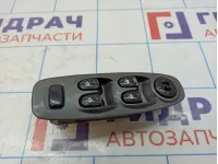 Блок управления стеклоподъемниками Hyundai Accent 2 9357225000YN. Потретости.