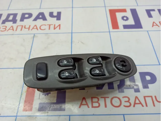 Блок управления стеклоподъемниками Hyundai Accent 2 9357225000YN. Потретости.