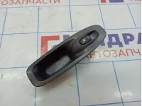 Кнопка стеклоподъемника передняя правая Hyundai Accent 2 9358025000. Потретости.