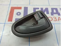 Ручка двери внутренняя правая Hyundai Accent 2 8262025000. Потертости.