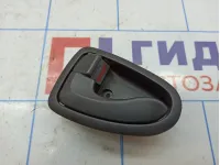 Ручка двери внутренняя левая Hyundai Accent 2 8261025000. Потертости.