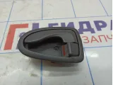 Ручка двери внутренняя левая Hyundai Accent 2 8261025000. Потертости.