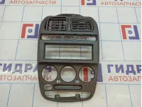 Накладка декоративная на торпедо центральная Hyundai Accent 2 8474025500YN. Дефект.Царапины.