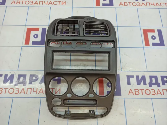 Накладка декоративная на торпедо центральная Hyundai Accent 2 8474025500YN. Дефект.Царапины.