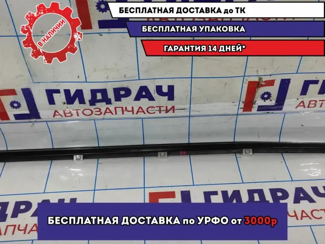 Накладка стекла переднего левого Hyundai Avante (MD) 822103X000. Дефект.