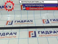 Накладка стекла переднего правого наружняя Hyundai Creta 82220-M0000.