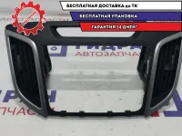 Накладка декоративная центральная с дефлекторами Hyundai Creta 84740-M00004X. Дефект.