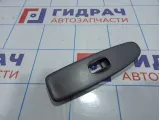 Накладка кнопки стеклоподъемника переднего правого Hyundai Elantra (XD) 93575-2D000