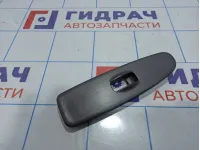 Накладка кнопки стеклоподъемника переднего правого Hyundai Elantra (XD) 93575-2D000