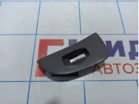 Накладка кнопки стеклоподъемника заднего правого Hyundai Elantra (XD) 93582-2D200