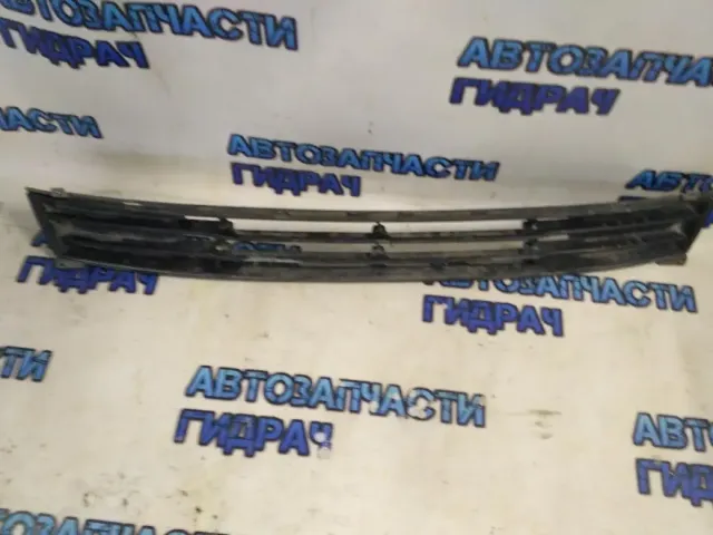 Решетка в бампер центральная Hyundai Elantra HD