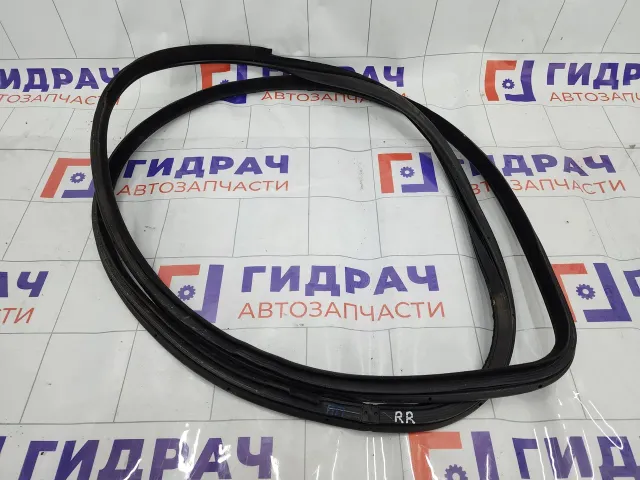 Уплотнитель двери передний правый Hyundai Genesis 821203M000BR