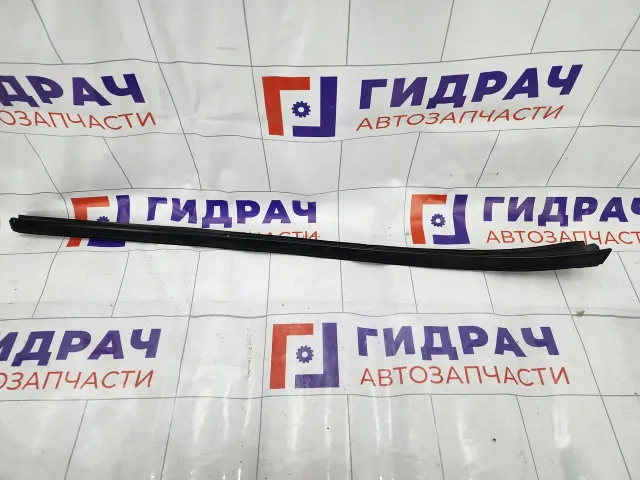 Накладка лобового стекла правая Hyundai Genesis 861323M000TB