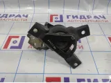 Опора двигателя правая Hyundai Getz 21815-1C220. С кронштейном.