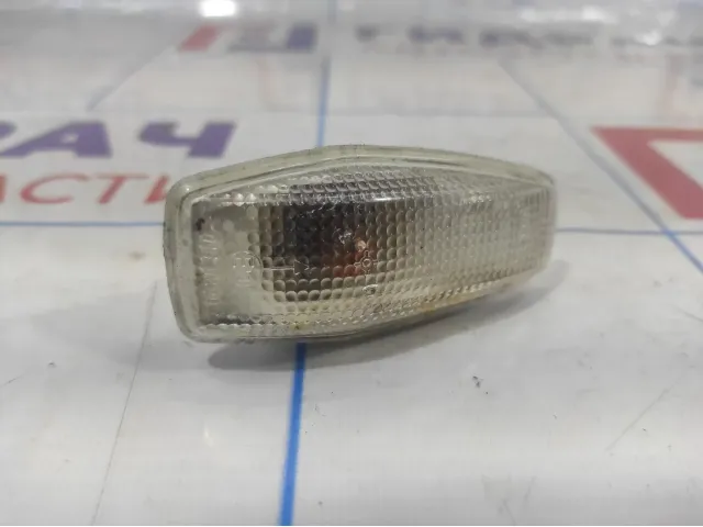 Повторитель на крыло белый Hyundai Getz 92303-25500.