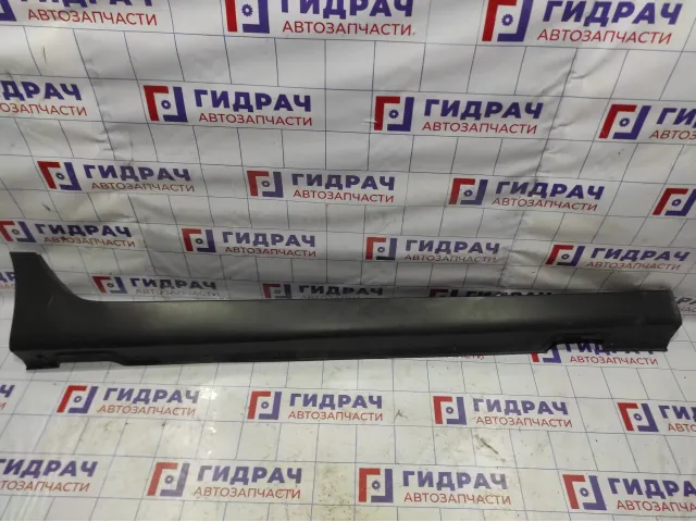 Накладка на порог (наружная) правая Hyundai ix 35 87752-2S000. Царапины.