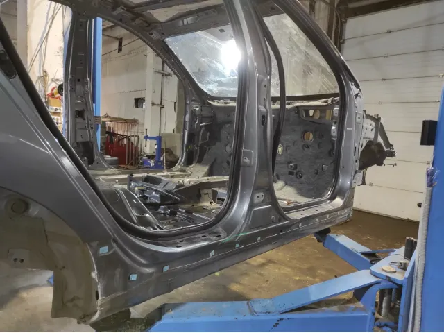 Порог со стойкой правый Hyundai ix 35 . Дефект.