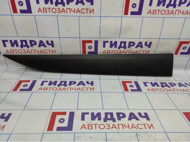 Накладка двери передней правой Hyundai ix 35 87724-2S000. Царапины.