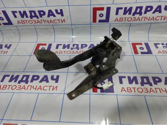 Педаль сцепления Hyundai Solaris 328021R100.