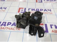 Опора КПП левая Hyundai Solaris 218301R000. С кронштейном.
