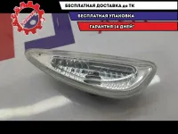 Повторитель на крыло левый белый Hyundai Solaris 2 92303-H5000.