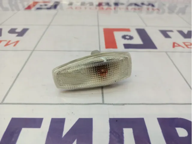 Повторитель на крыло белый Hyundai Tucson (JM) 92330-25500