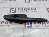 Накладка кнопки стеклоподъемника задняя правая Hyundai Tucson (JM) 93580-2E100