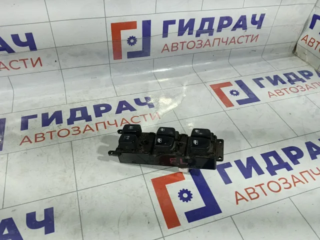 Блок управления стеклоподъемниками Hyundai Verna 935701E111